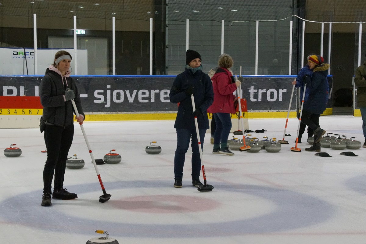 Frederikshavn_Curling_Club_Naar_Mor_Skal_Luftes_13_02_2018_004