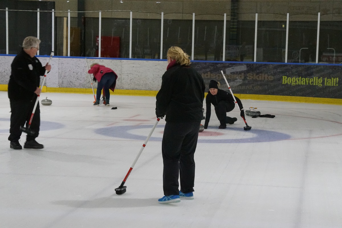 Frederikshavn_Curling_Club_Naar_Mor_Skal_Luftes_13_02_2018_008