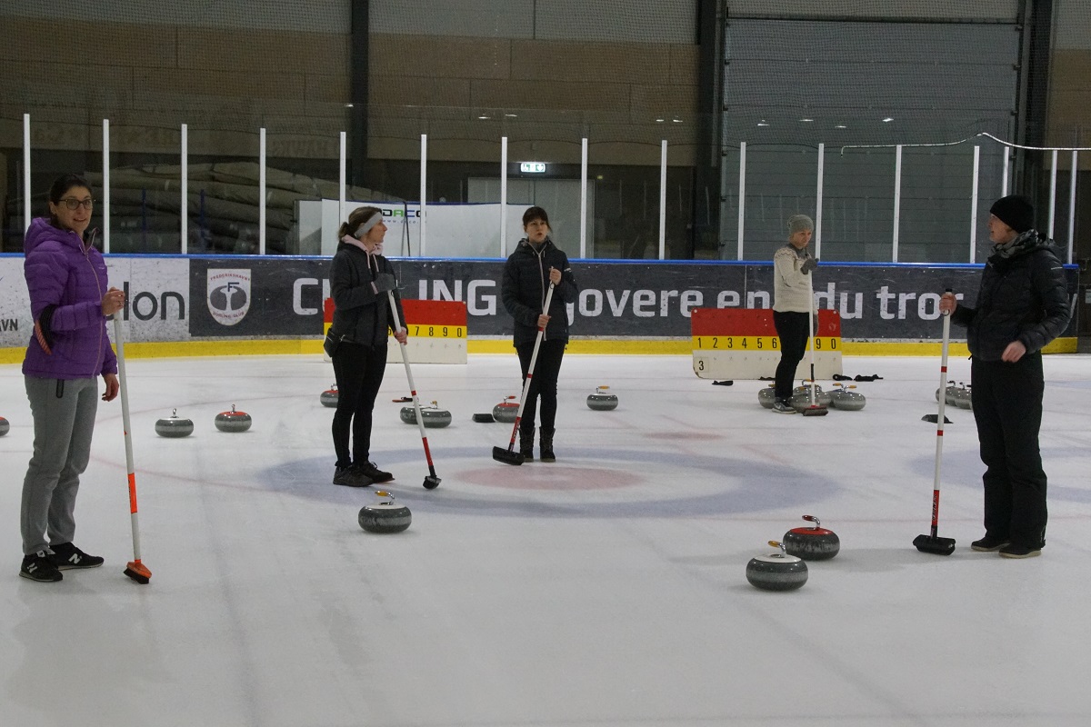 Frederikshavn_Curling_Club_Naar_Mor_Skal_Luftes_13_02_2018_009